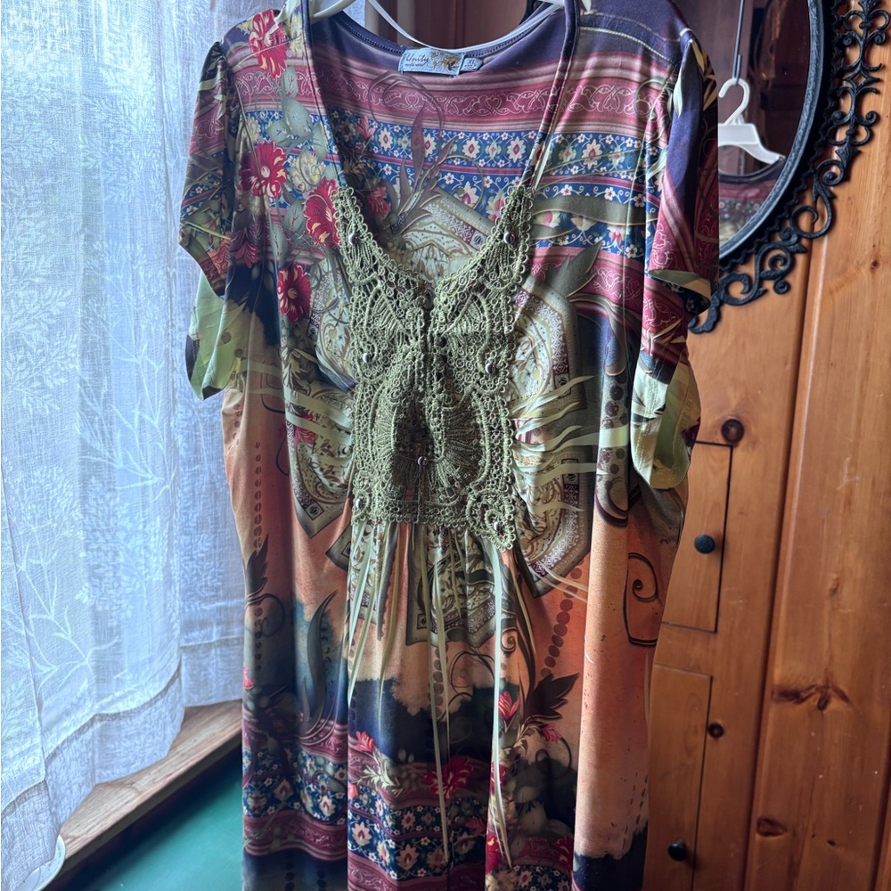 Hippie Green Pink Orange Short Sleeve dress with lace appliqué